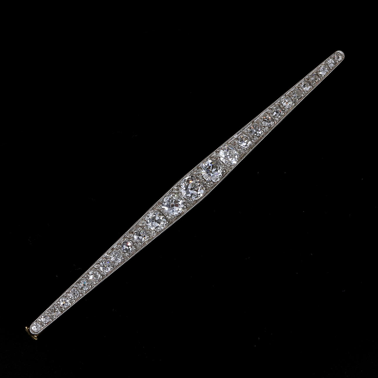 PLATINUM & 18CT GOLD DIAMOND SET BROOCH