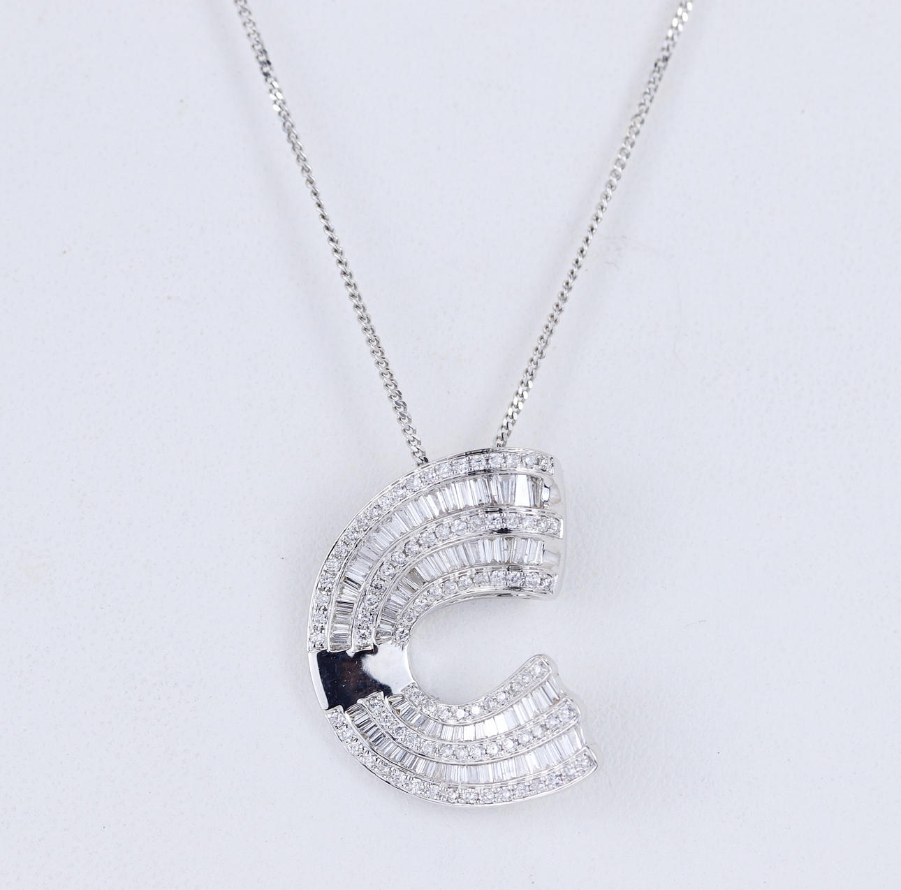 18CT DIAMOND PENDANT
