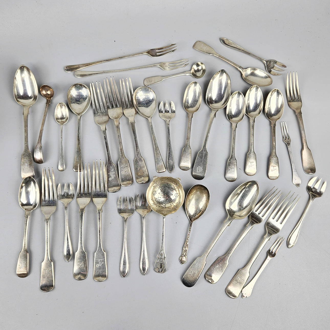 QUANTITY OF MIXED SILVER CUTLERY