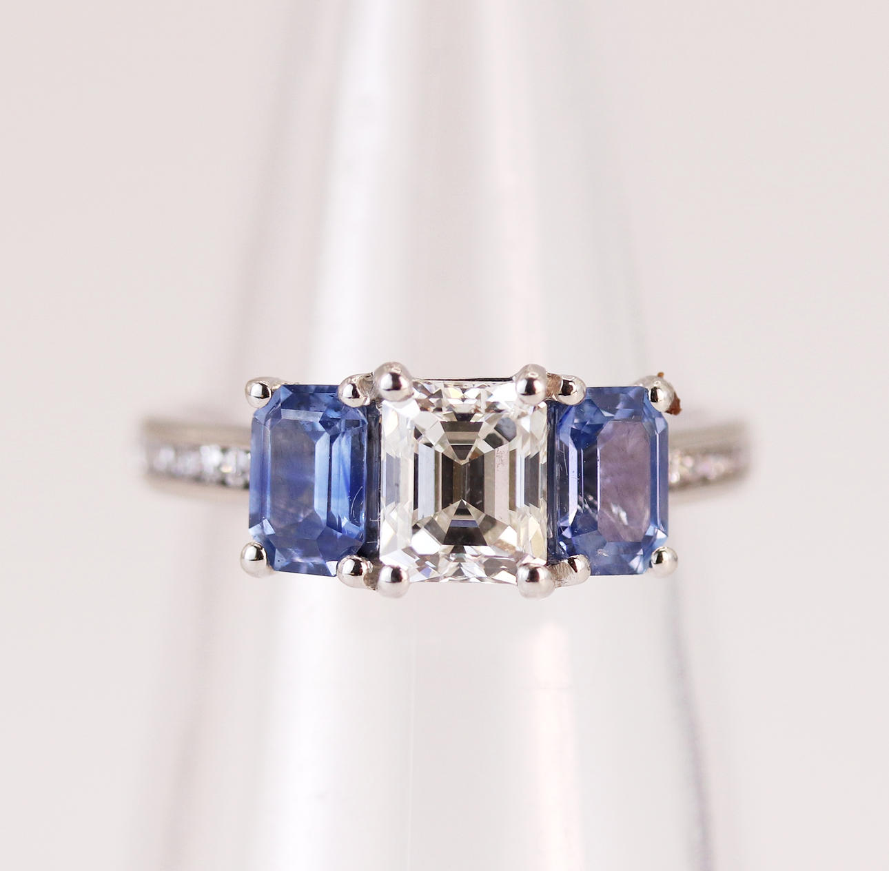 STUNNING PLATINUM DIAMOND AND SAPPHIRE RING WITH IGI CERTIFICATE
