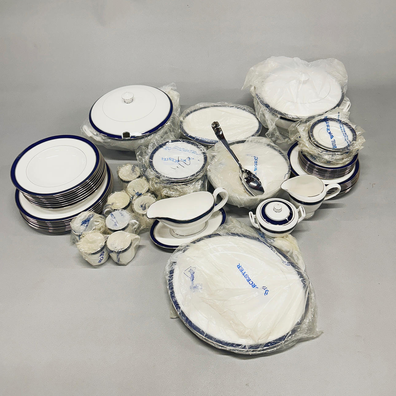 EXTENSIVE ROYAL WORCESTER DINNER SERVICE